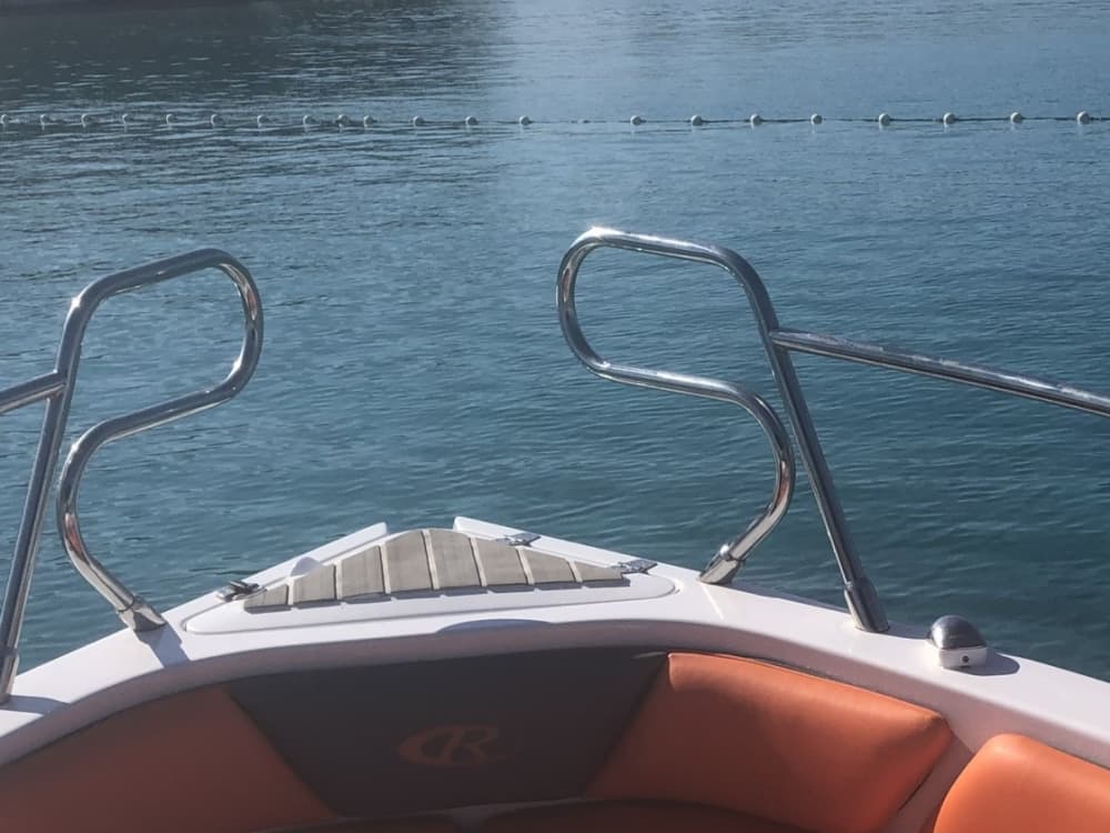 Esplora le baie nascoste di Zara a bordo di un motoscafo.