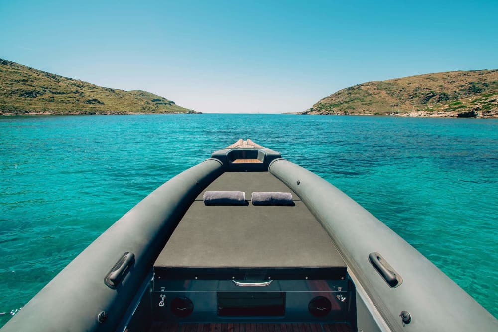Su lancha motora privada para un día alrededor de Porto Cheli.
