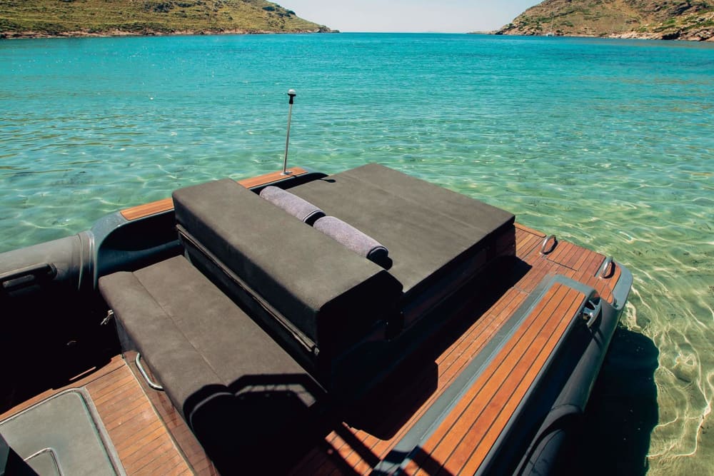 Su lancha motora privada para un día alrededor de Porto Cheli.