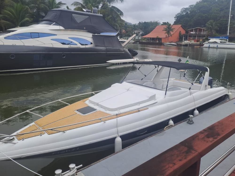 Passeio de barco de 8 horas em Angra dos Reis – Rota personalizada pelas ilhas e churrasco a bordo.