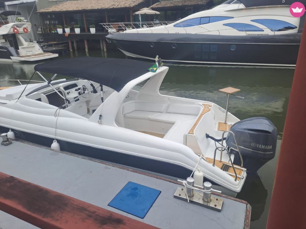 Passeio de barco de 8 horas em Angra dos Reis – Rota personalizada pelas ilhas e churrasco a bordo.