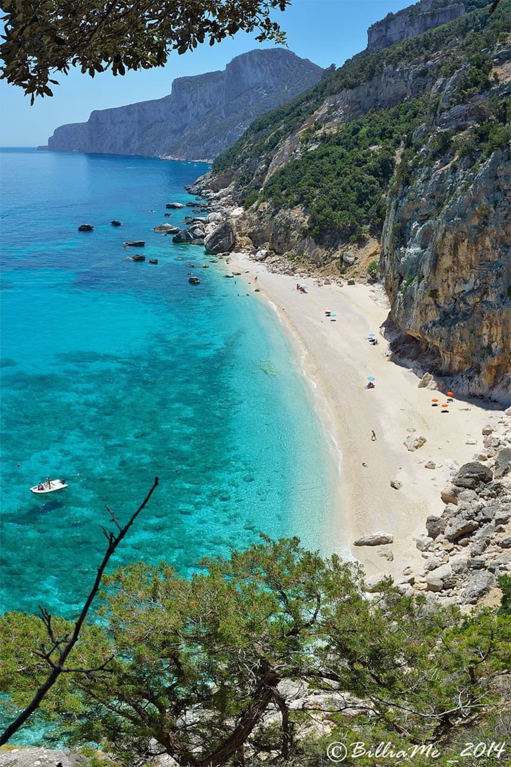 Upptäck Cala Gonones stränder: En komplett dagsutflykt ombord på en motorbåt