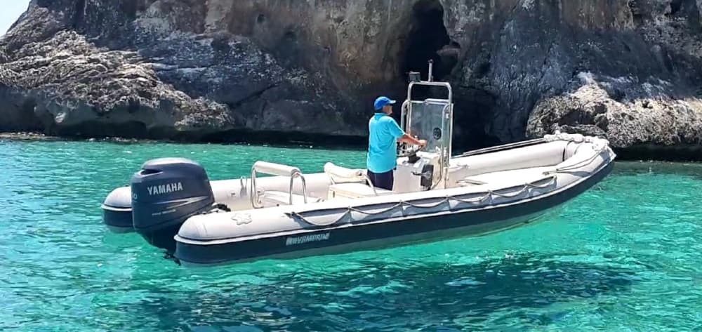 Upptäck Cala Gonones stränder: En komplett dagsutflykt ombord på en motorbåt