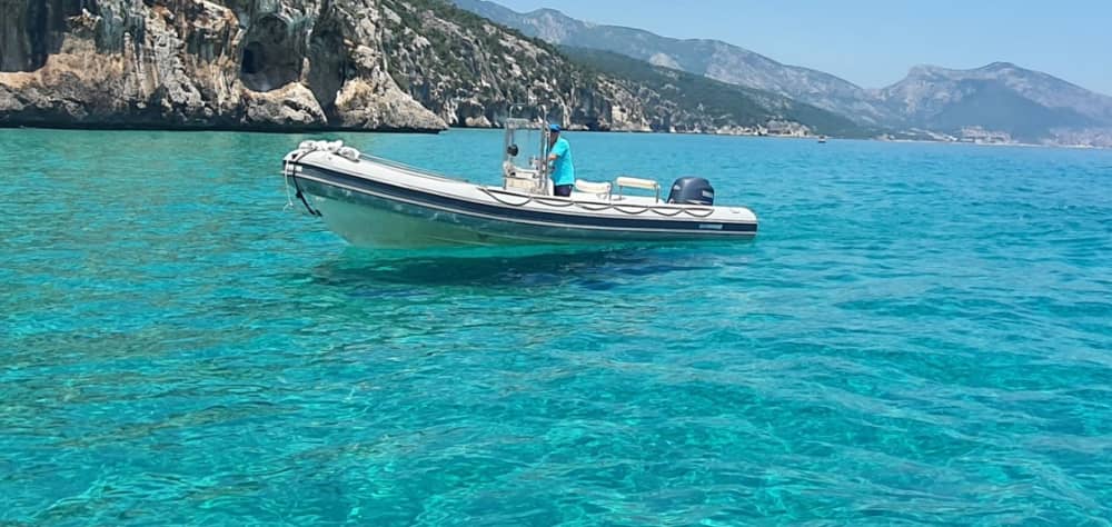 Upptäck Cala Gonones stränder: En komplett dagsutflykt ombord på en motorbåt