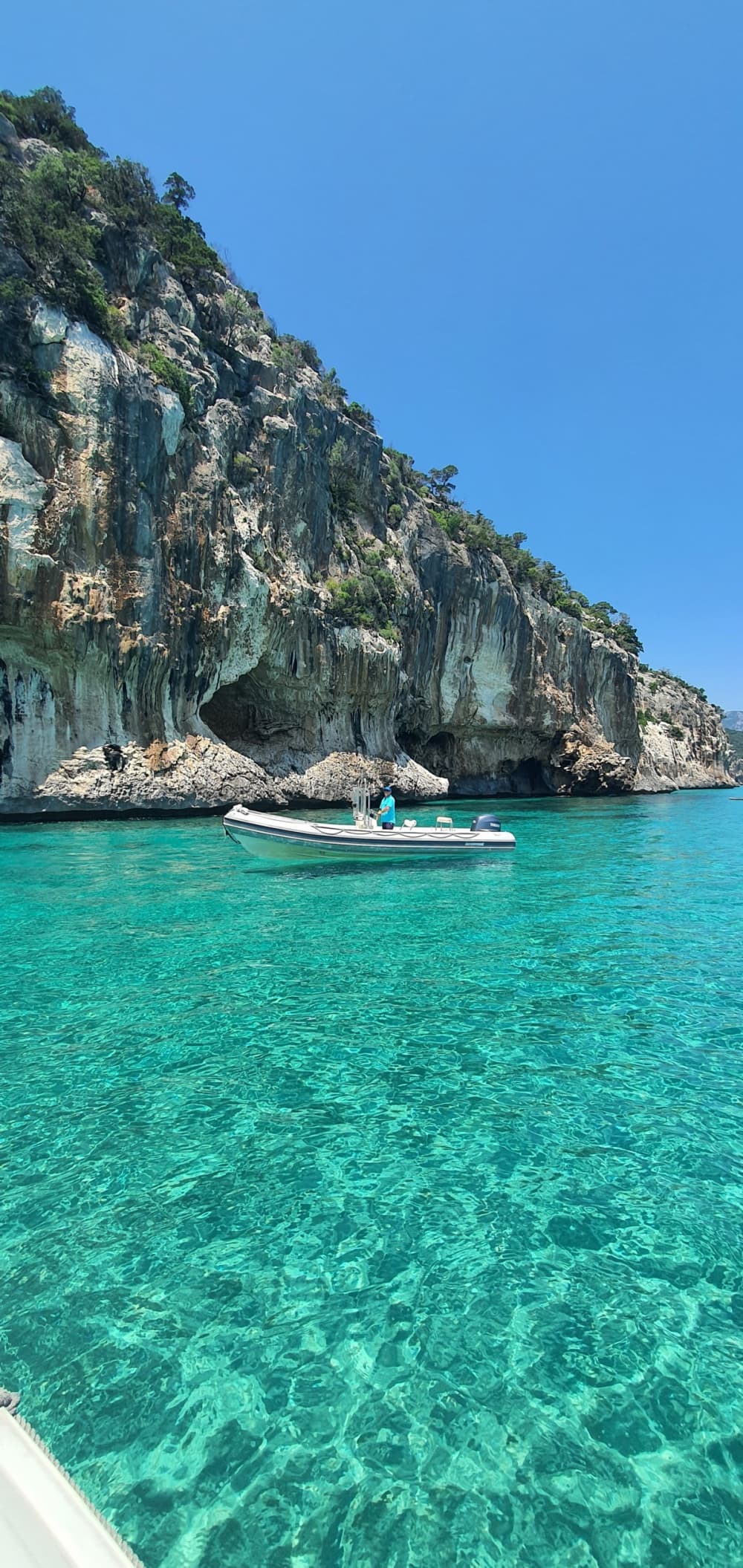 Upptäck Cala Gonones stränder: En komplett dagsutflykt ombord på en motorbåt