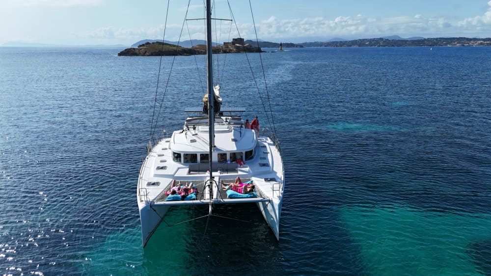 Goditi un'intera giornata su un catamarano a Bonifacio