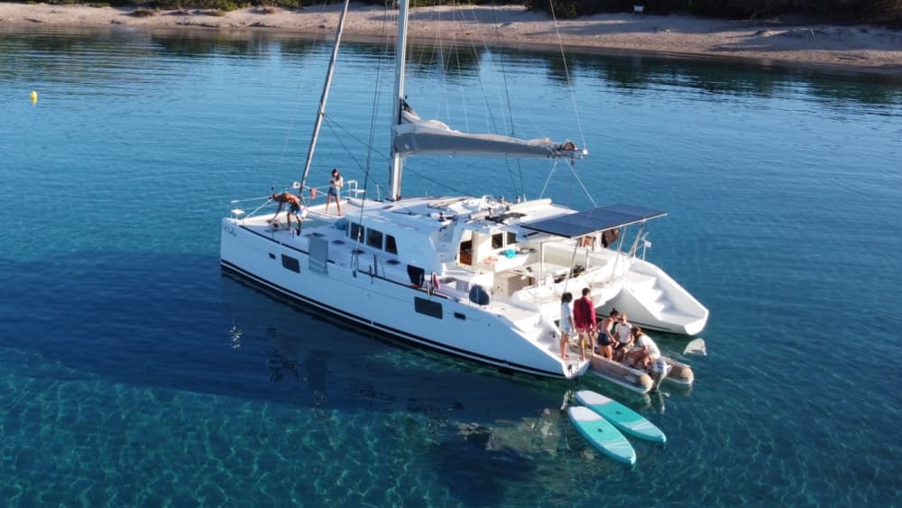 Goditi un'intera giornata su un catamarano a Bonifacio