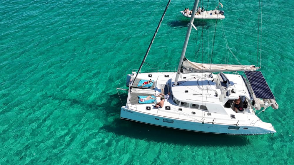 Goditi un'intera giornata su un catamarano a Bonifacio