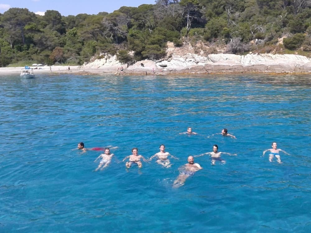 Goditi un'intera giornata su un catamarano a Bonifacio