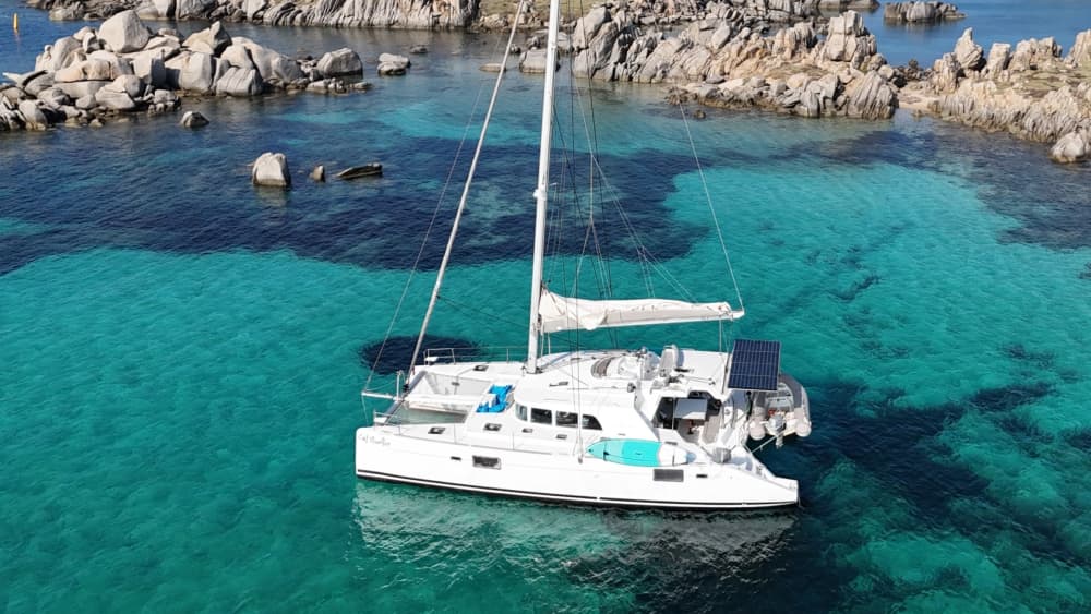 Goditi un'intera giornata su un catamarano a Bonifacio