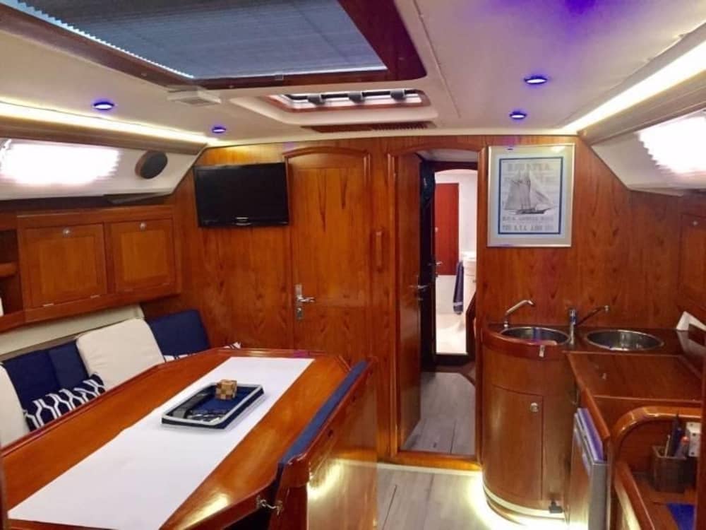 Cap sur le plaisir : une journée complète de navigation authentique à Vigo à bord d'un voilier