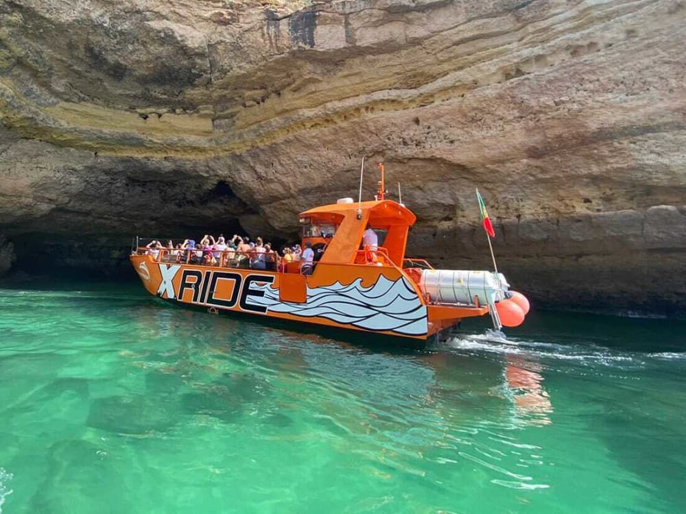 Dedica 8 horas a descubrir la magia oculta de Albufeira desde las olas.
