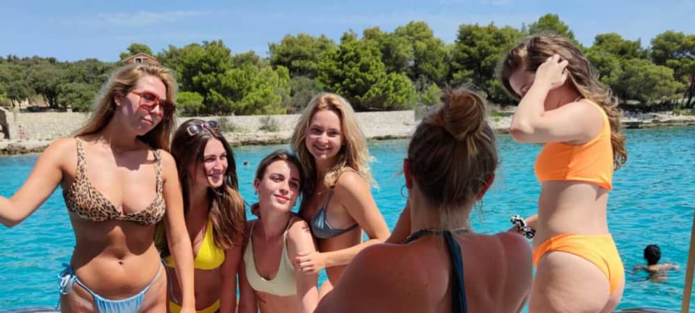 Heldags lyxkryssning till Hvar och Kroatiens berömda strand, från Trogir