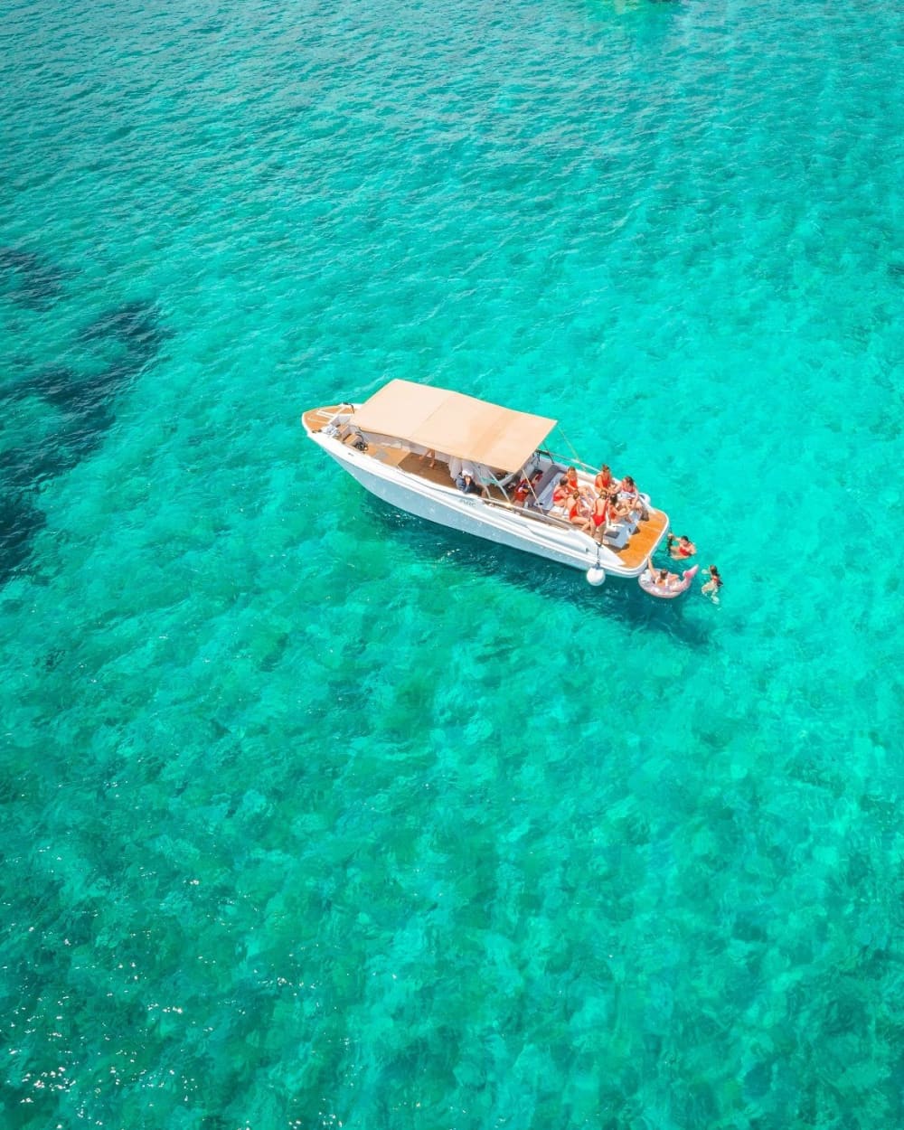 Heldags lyxkryssning till Hvar och Kroatiens berömda strand, från Trogir