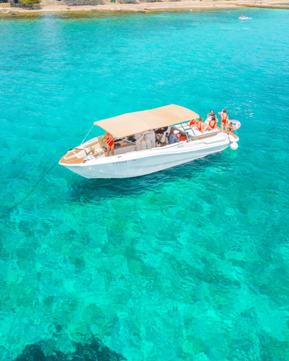 Heldags lyxkryssning till Hvar och Kroatiens berömda strand, från Trogir