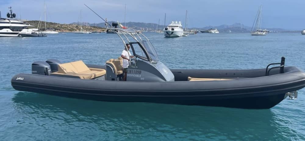Scopri Cannigione a bordo di un motoscafo per 8 ore