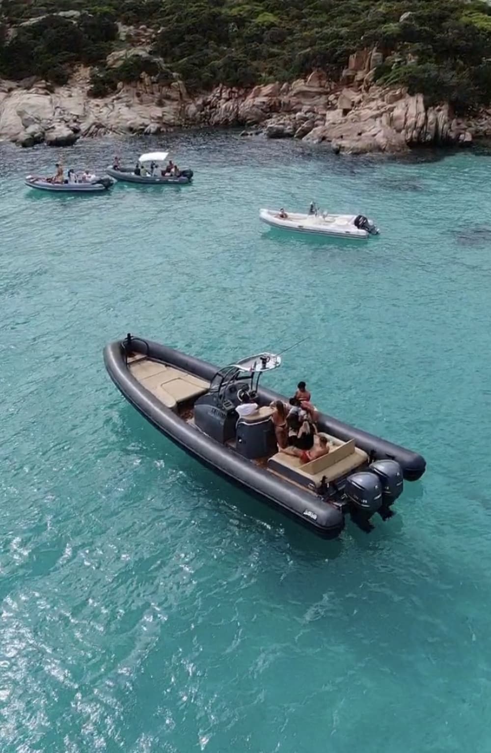 Scopri Cannigione a bordo di un motoscafo per 8 ore