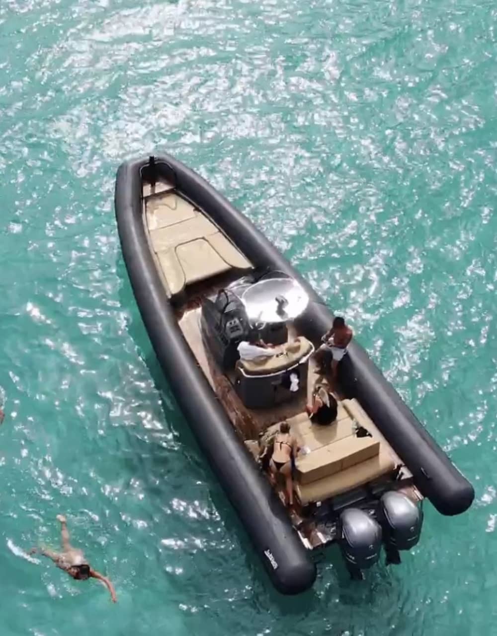 Scopri Cannigione a bordo di un motoscafo per 8 ore