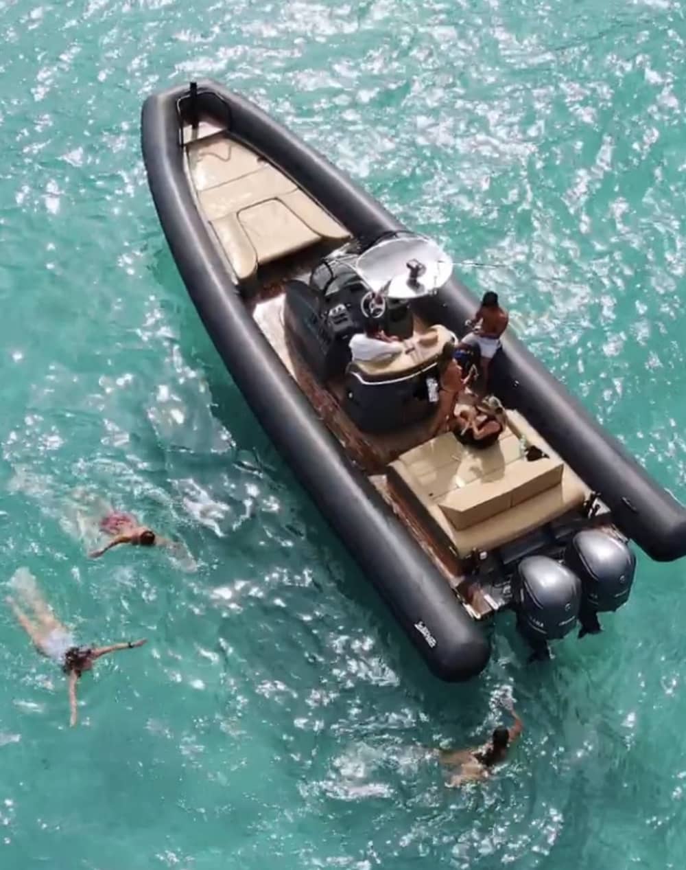 Scopri Cannigione a bordo di un motoscafo per 8 ore