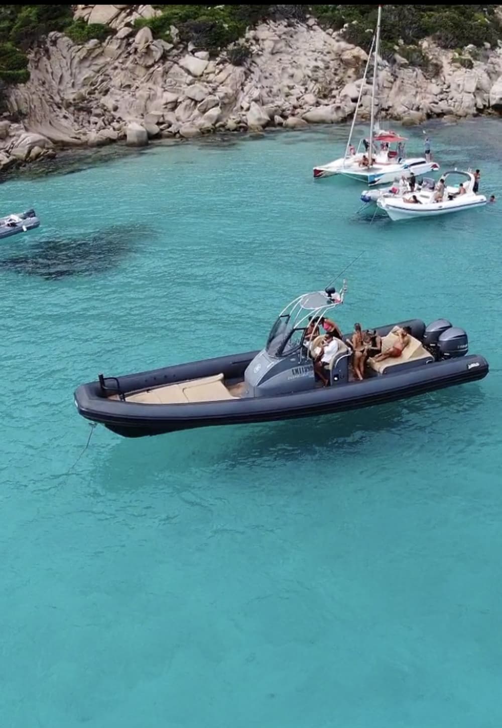 Discover Cannigione on a motorboat for 8h