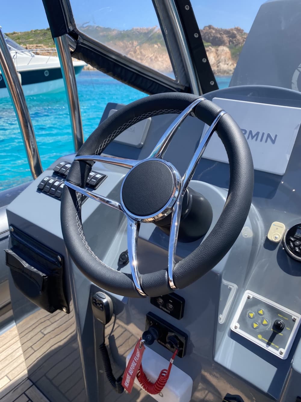 Scopri Cannigione a bordo di un motoscafo per 8 ore