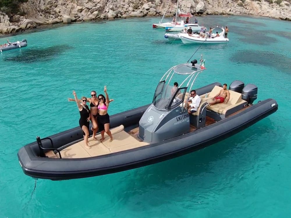 Discover Cannigione on a motorboat for 8h