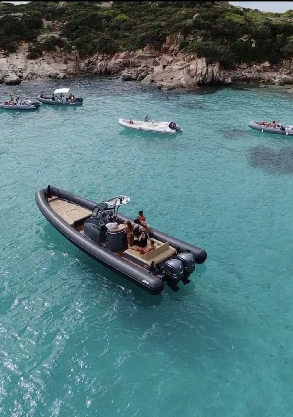 Scopri Cannigione a bordo di un motoscafo per 8 ore