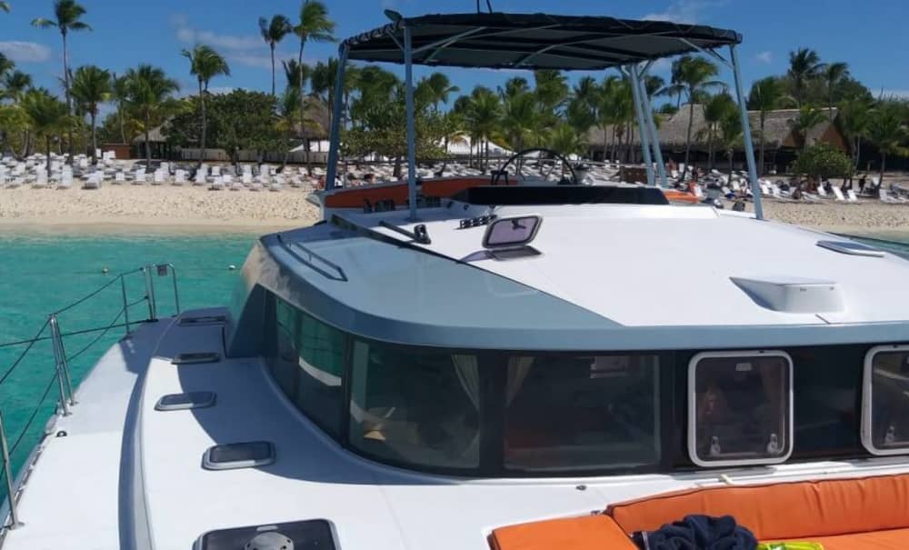 Ζήστε την εμπειρία Casa de Campo, La Romana όπως ποτέ άλλοτε σε ένα καταμαράν