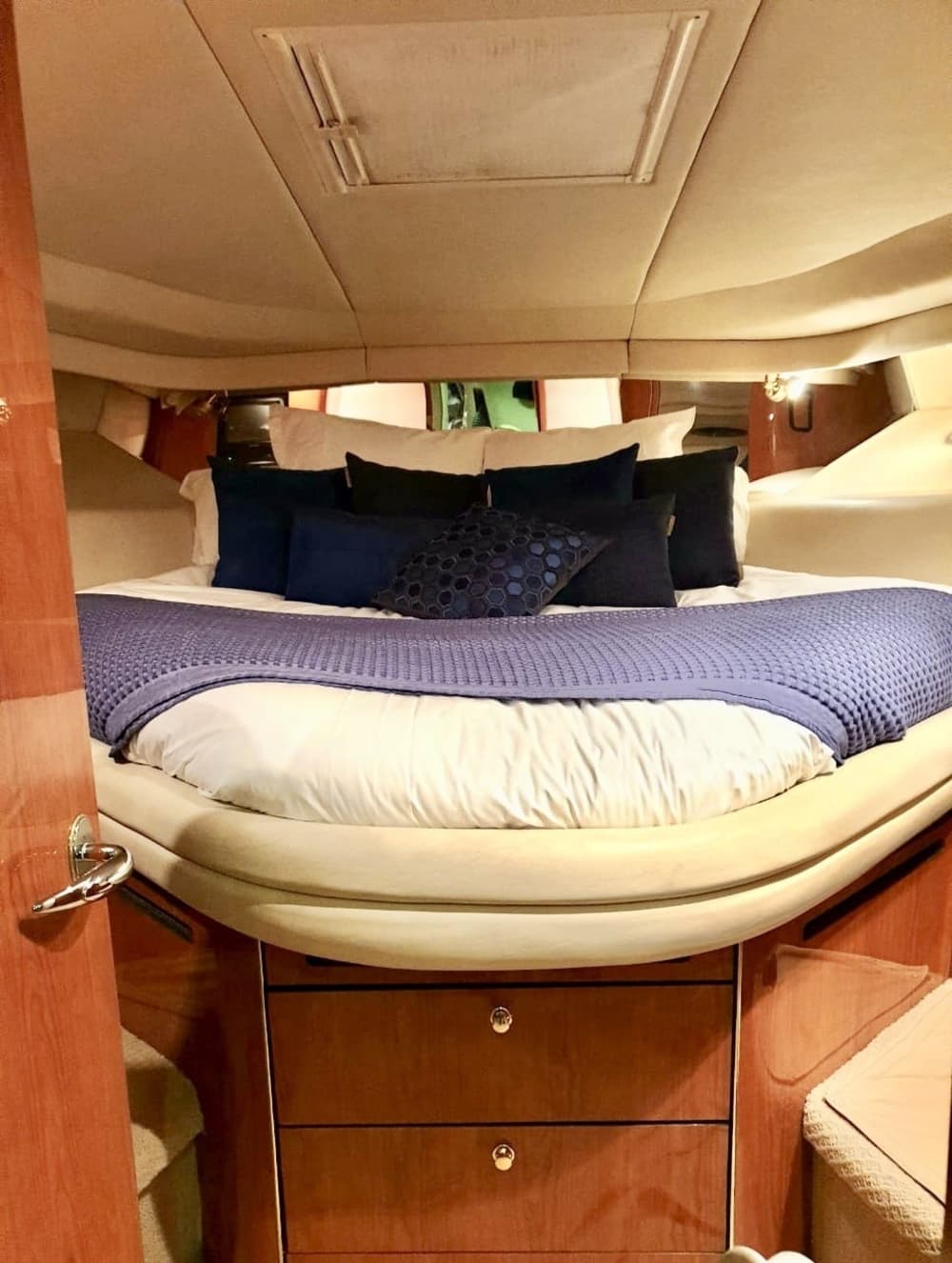 Your day in Bas du Fort: Rent a motorboat for 9h of discovery