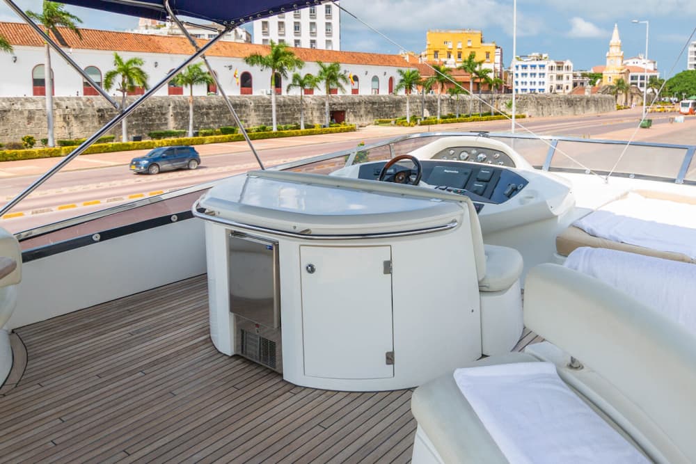 Alquiler de yates de lujo Sunseeker Manhattan de 82 pies en Cartagena