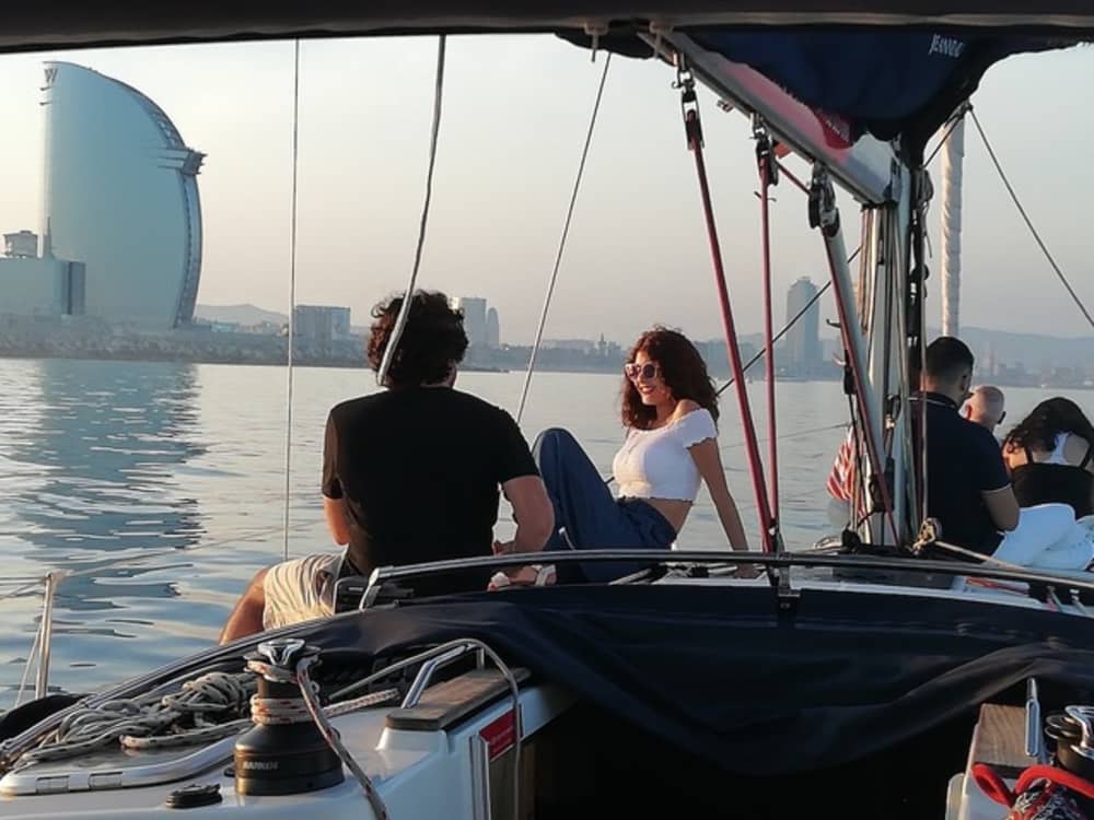 Escapada al atardecer en Barcelona: Experiencia privada en un velero de lujo