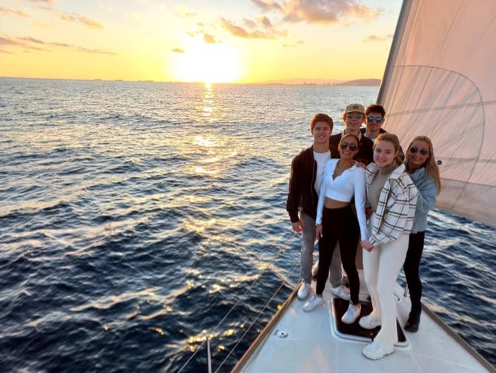 Escapada al atardecer en Barcelona: Experiencia privada en un velero de lujo