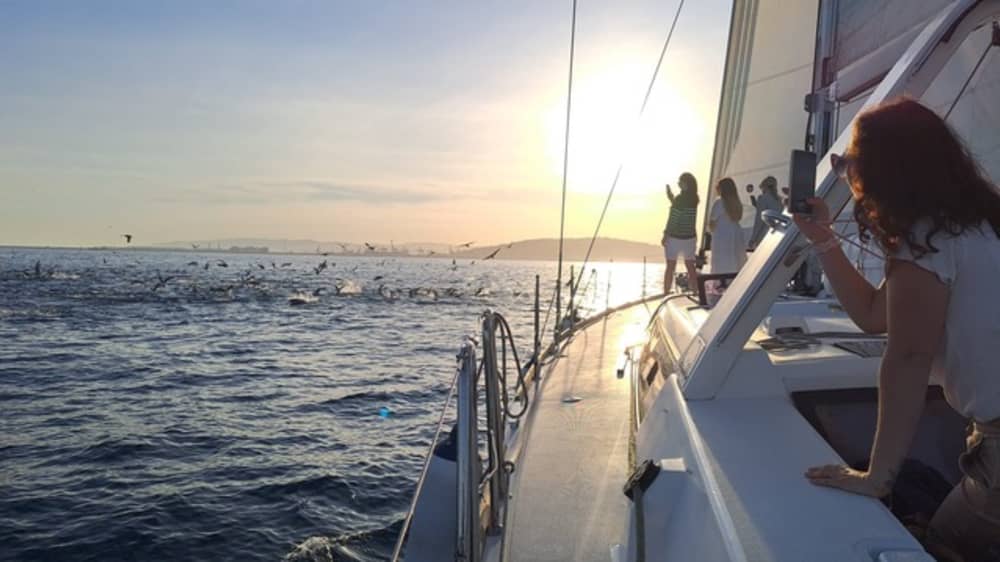 Escapada al atardecer en Barcelona: Experiencia privada en un velero de lujo