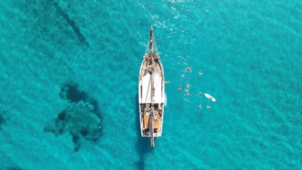 8 uur zon en turquoise wateren rondom Ibiza