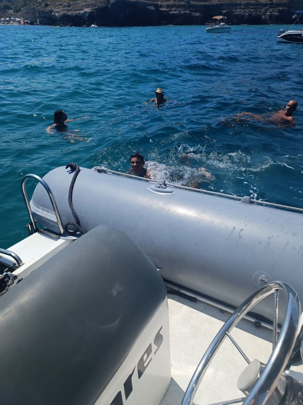 Privé boottocht rond Polignano a Mare op een motorboot.