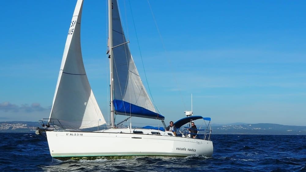 Passeio de veleiro privado de 11 horas em Sotogrande