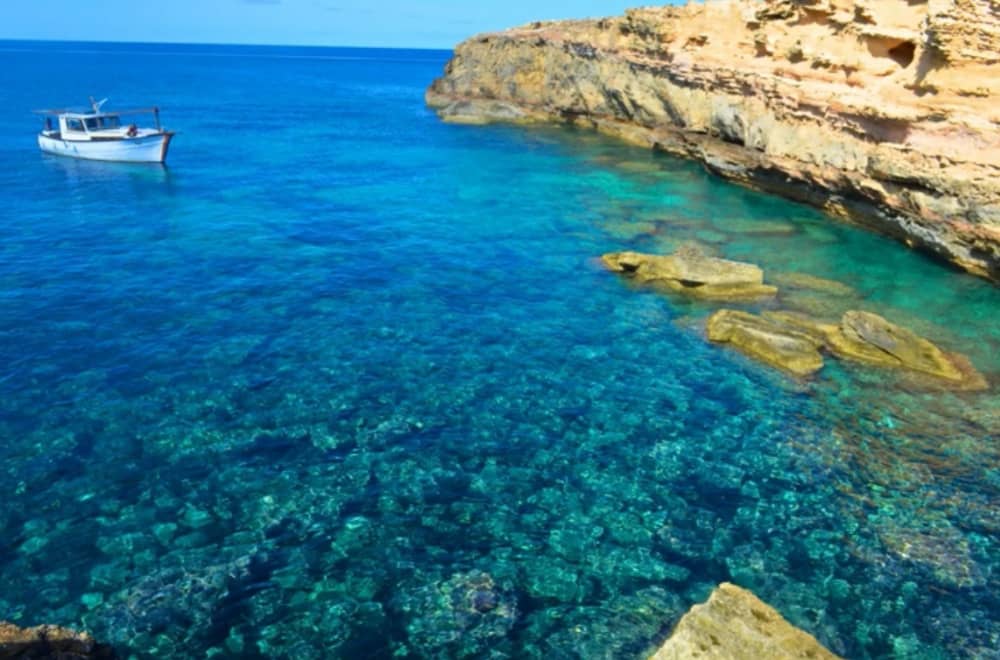 Navega por la costa de ensueño de Formentera: escapada de 8 horas al agua