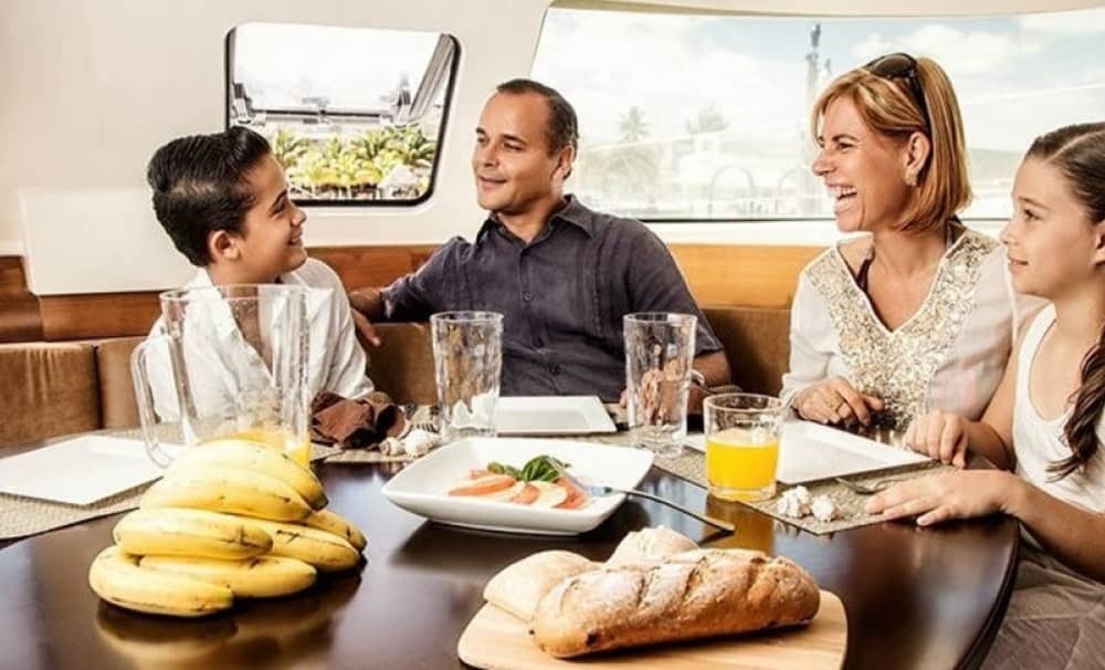 Profitez de chaque instant : une journée ensoleillée autour de Cancún en catamaran