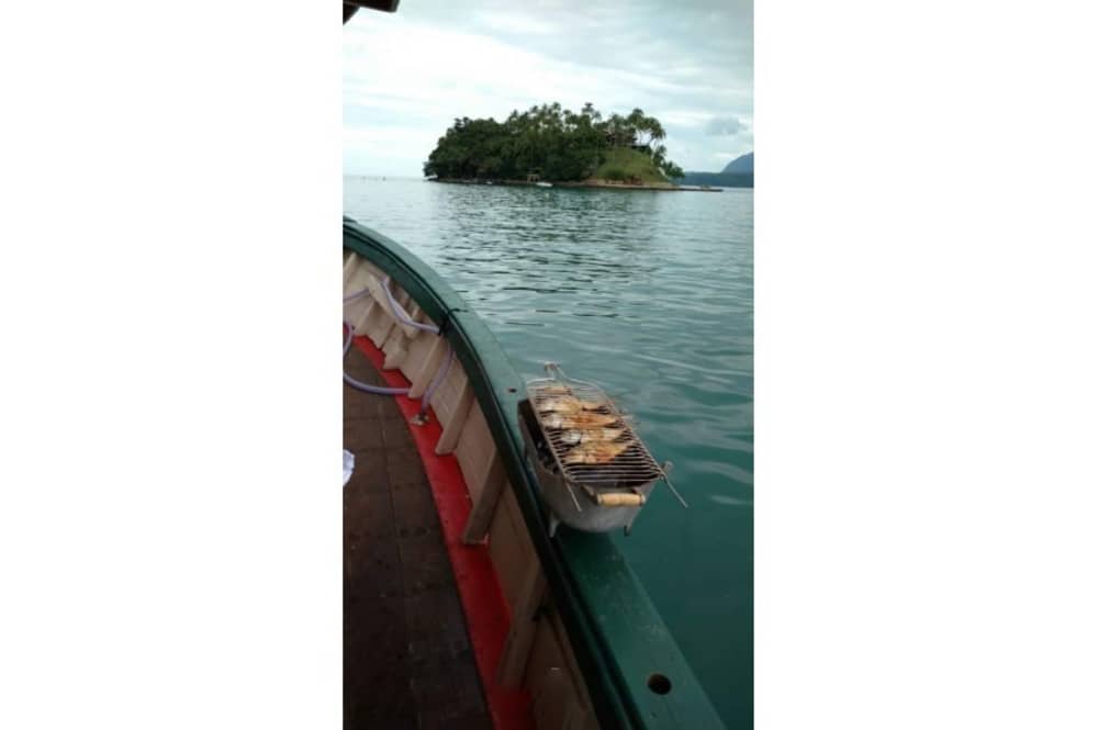 Desfrute de 8 horas em uma lancha em Ilhabela.