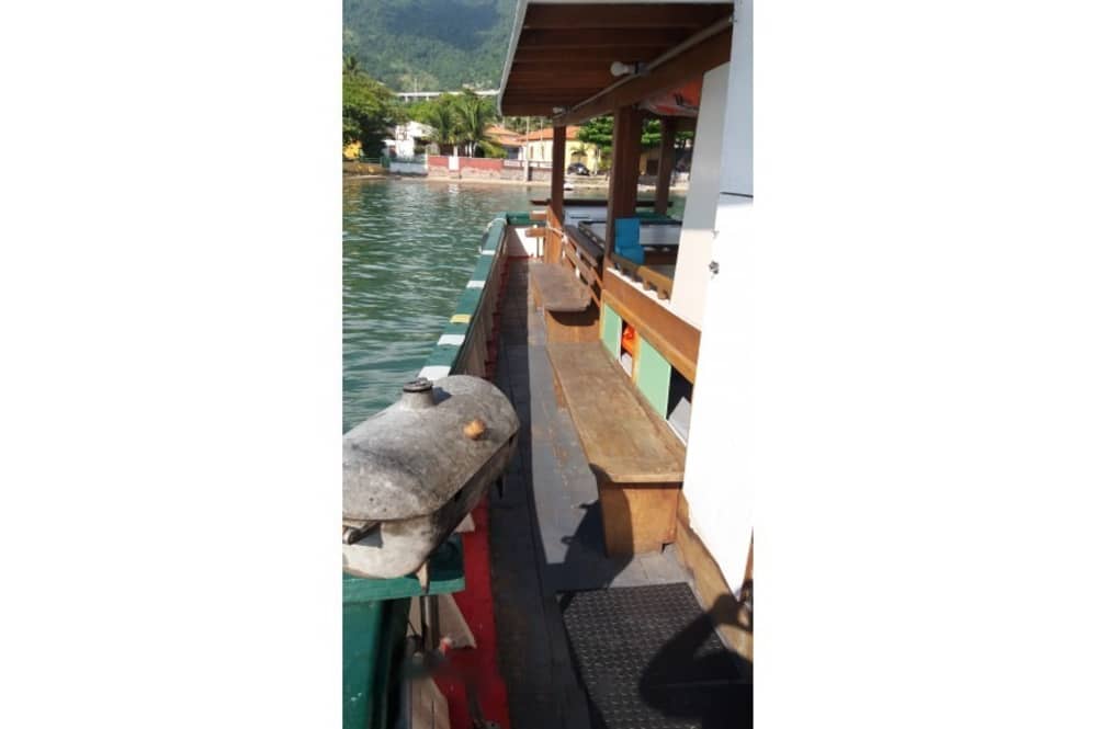 Desfrute de 8 horas em uma lancha em Ilhabela.