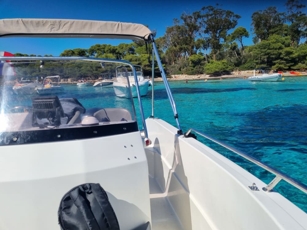 Fuga da Saint-Laurent-du-Var: 3 ore e 30 di relax su un motoscafo.