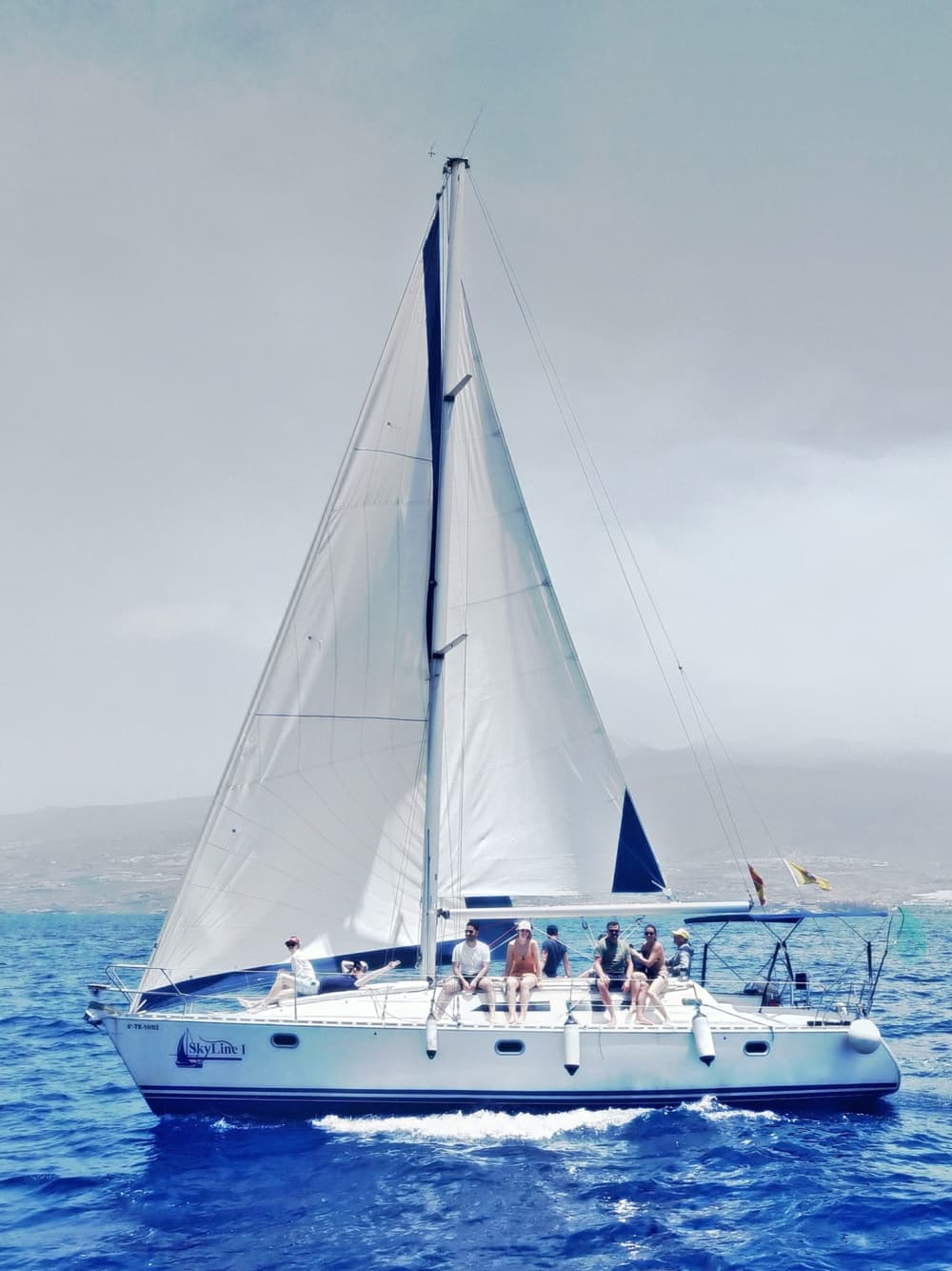 Profitez d'une journée complète de navigation à Costa Adeje en voilier.