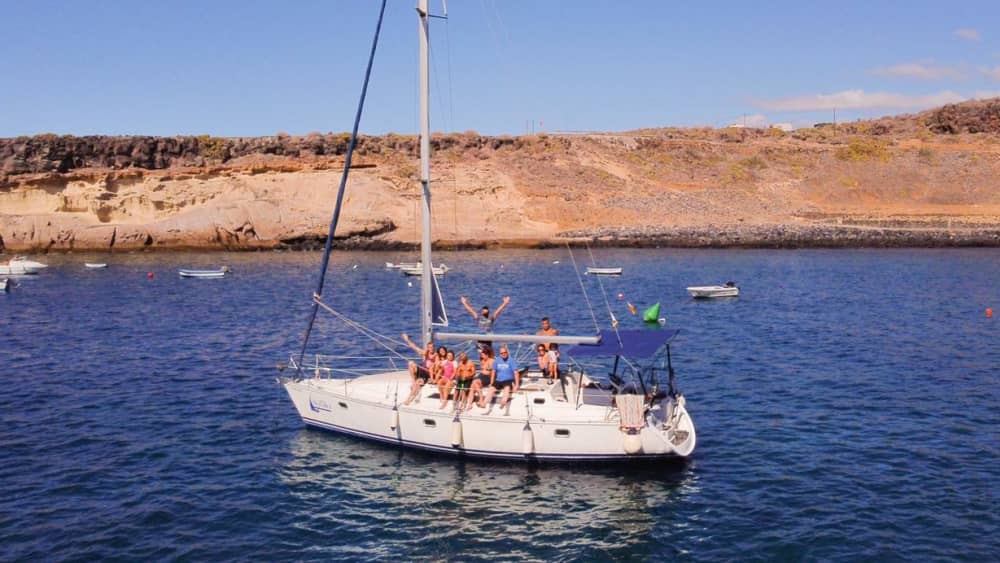 Profitez d'une journée complète de navigation à Costa Adeje en voilier.