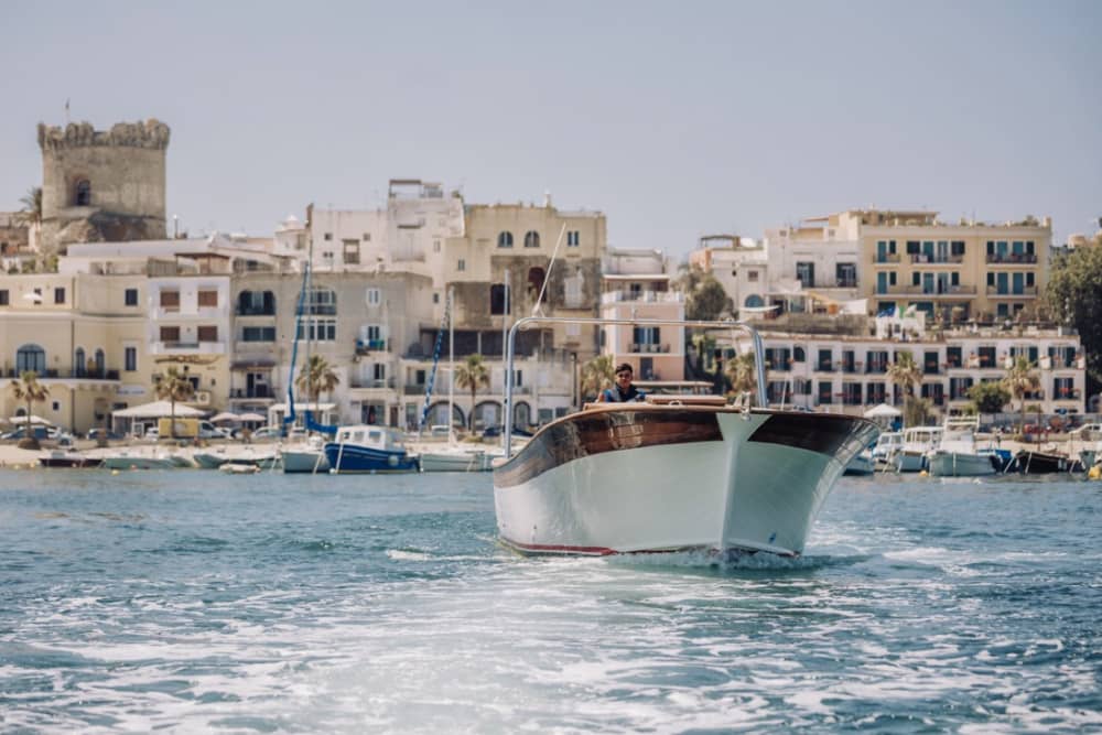 Njut av 9 timmar på en motorbåt för att utforska Forio