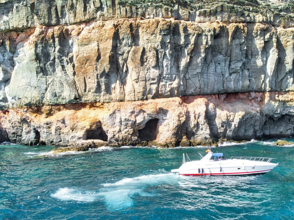 6h Coastal Cruise with Drinks & Lunch from Puerto de Mogán