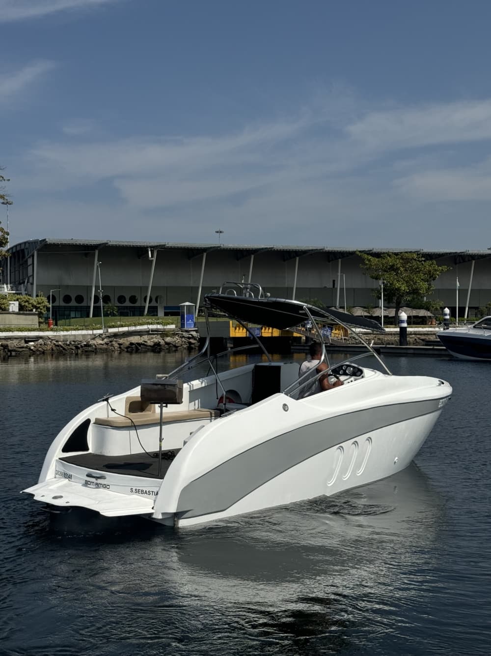 Passeio de barco de meio dia no Rio de Janeiro em uma lancha.