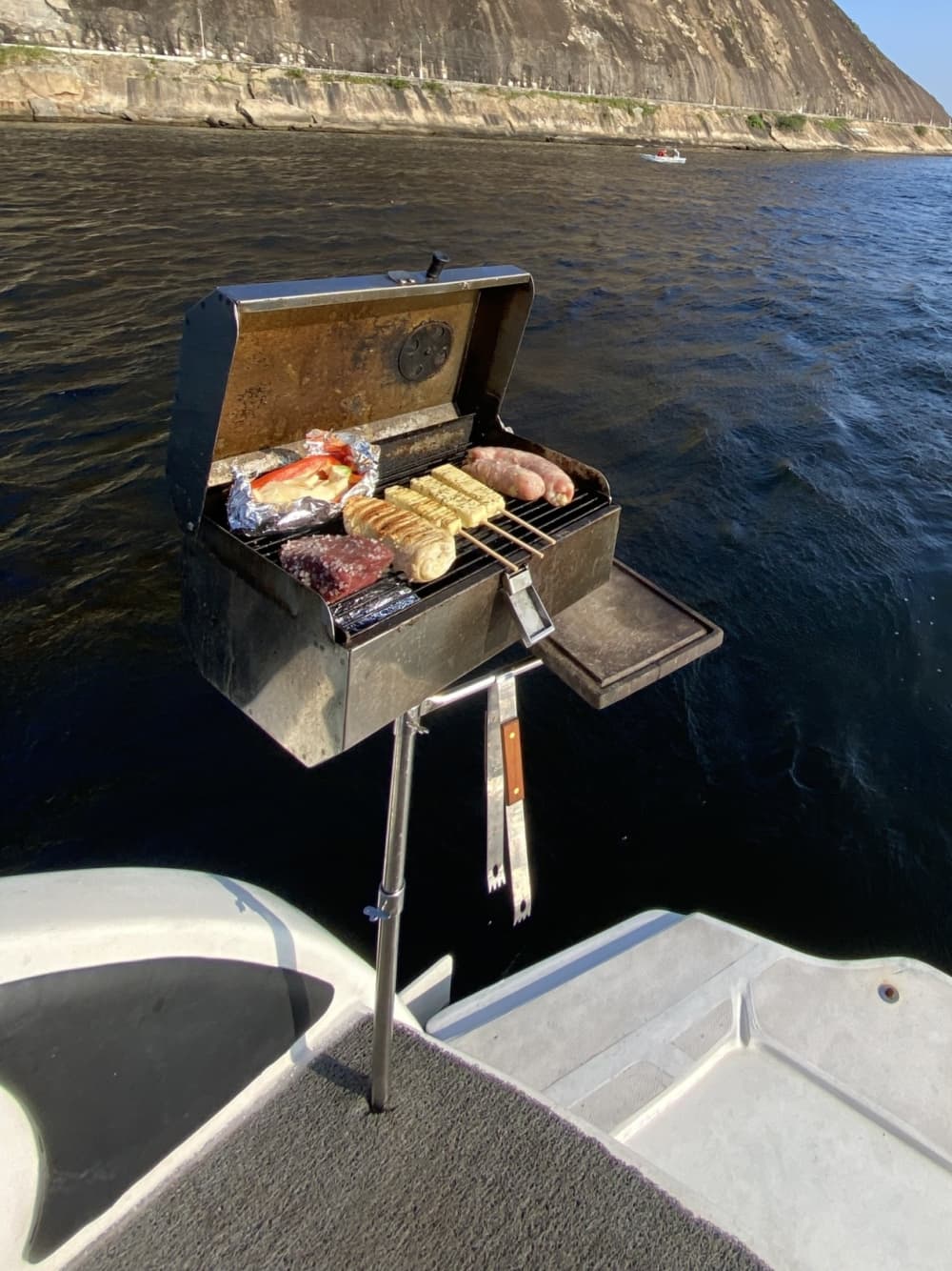 Passeio de barco de meio dia no Rio de Janeiro em uma lancha.