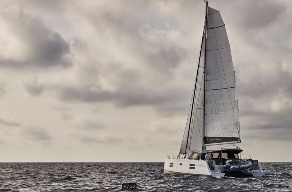 Un día mágico en Saint-Tropez a bordo de un catamarán.