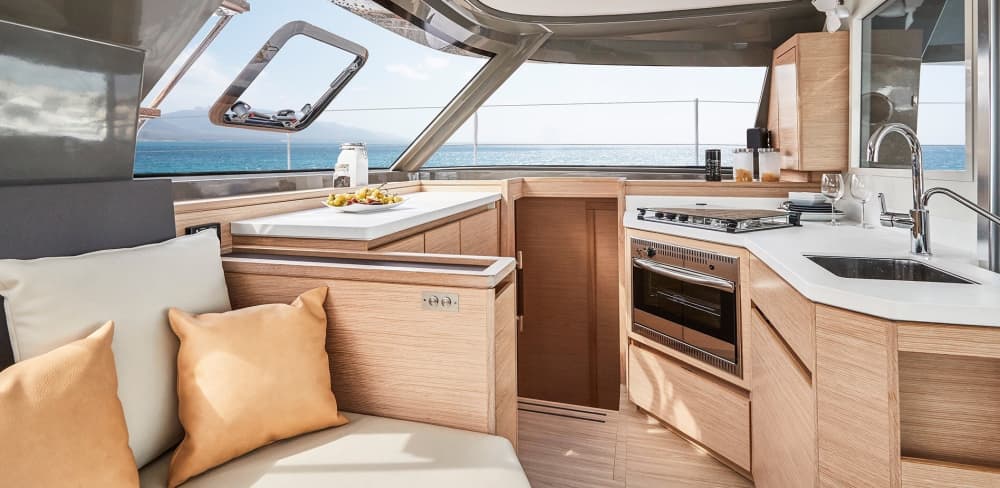 Saint-Tropez'de katamaranla dolu büyülü bir gün.
