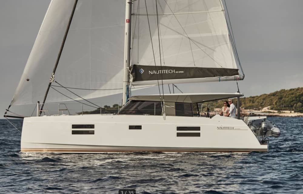 Um dia inteiro de magia em Saint-Tropez a bordo de um catamarã.